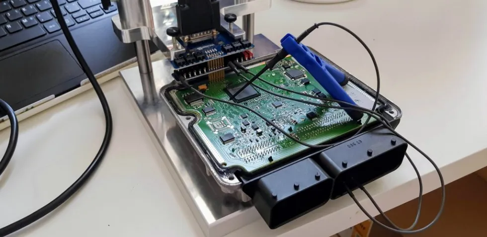 Motorsteuergerät auf Bench-Aufbau mit Messspitzen und Testadapter