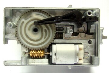Geoeffnete elektronische Lenkradverriegelung mit sichtbarem Motor und Zahnrad